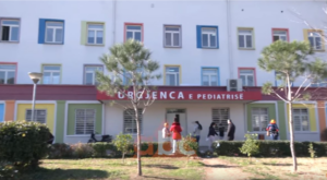 Vdekja e 3 vjeçarit në Shkodër/ E motra 7 vjeçare mbetet në gjendje kritike, në spital edhe nëna shtatzënë
