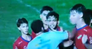Futbollisti “boksier”/ Plas grushti në ndeshjen e luajtur në Uruguaj